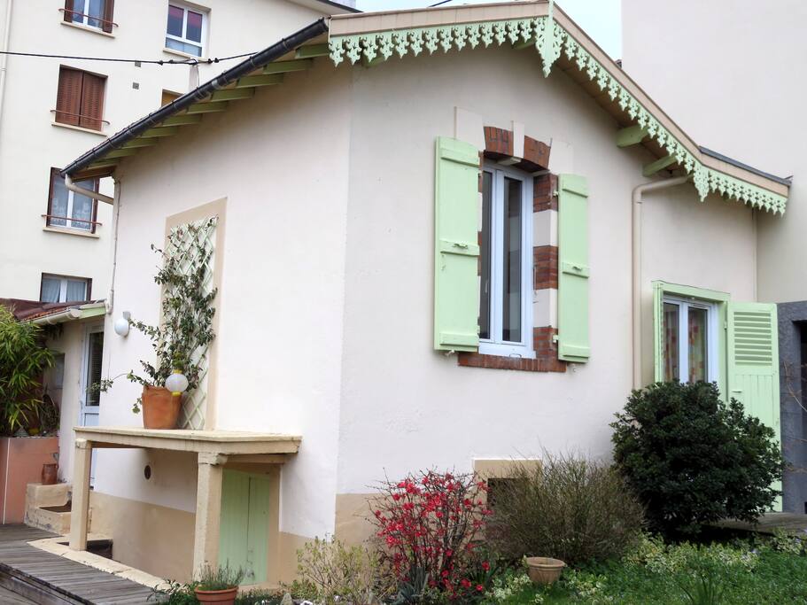 La petite maison vue du jardin