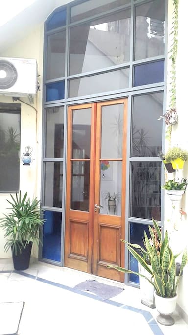 Ventanal conecta cocina / living con el patio