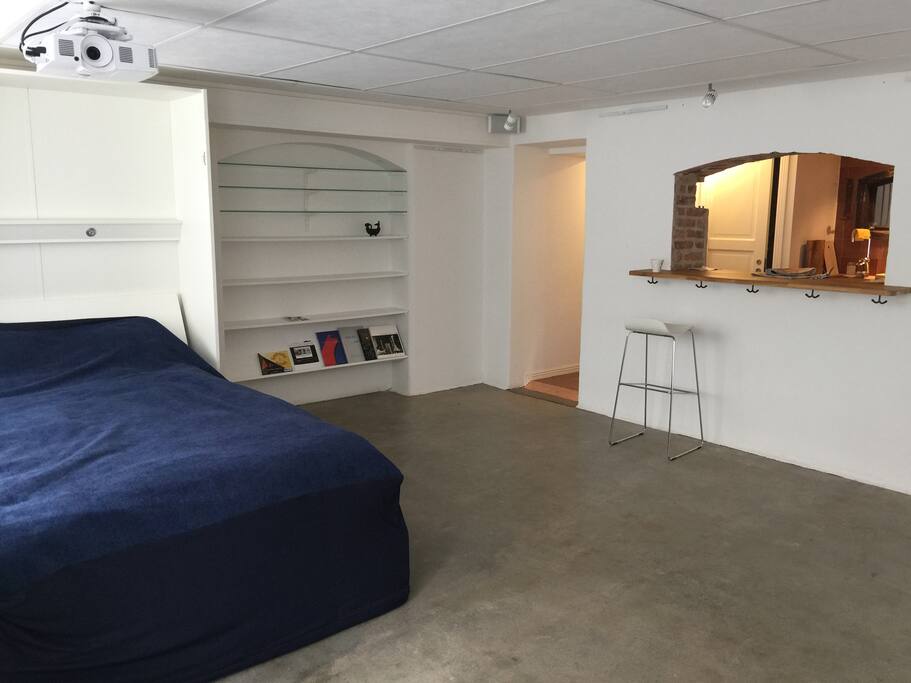 säng nedfälld med bar mot pentry