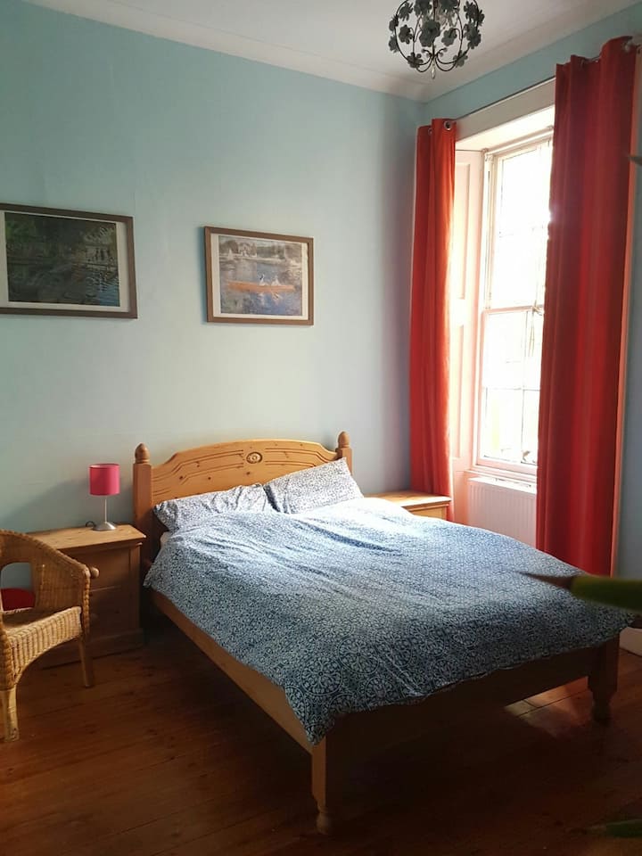 غرفة نوم مزدوجة مشرقة وواسعة