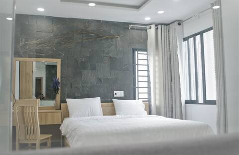 LARGE AND DELUX APARTMENT NEAR MY KHE BEACH