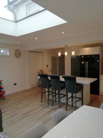 Modern suburban 5 bed d13 gallery image 3