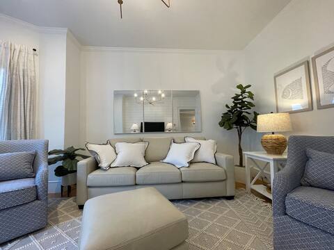 Charming!  2BDR Apt (5 min. walk to Lake/downtown)