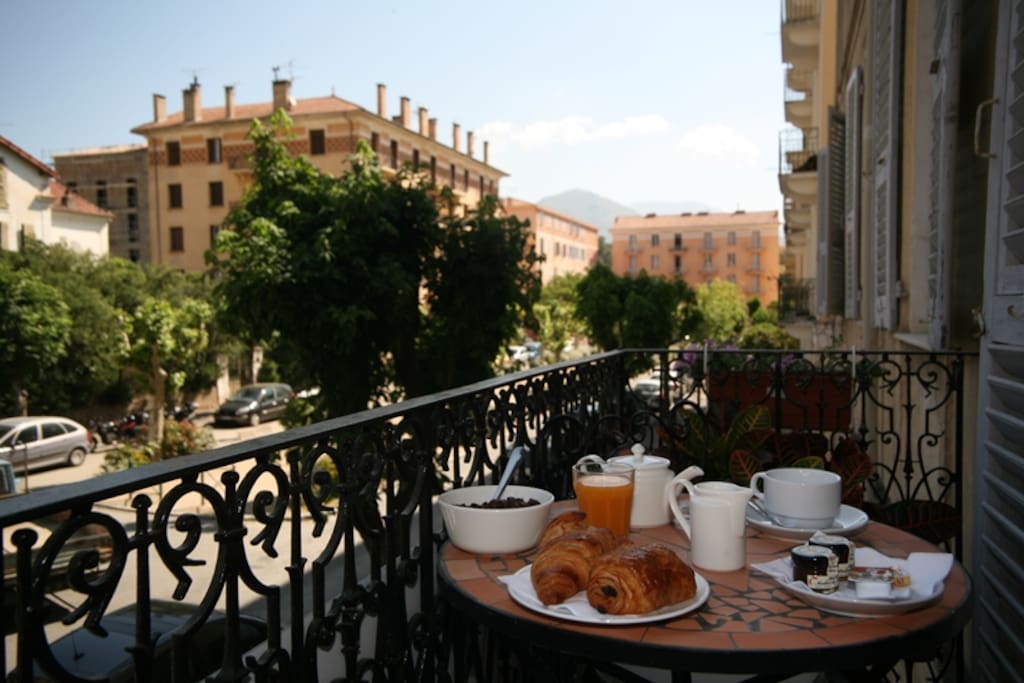 Petit déjeuenr sur le balcon
