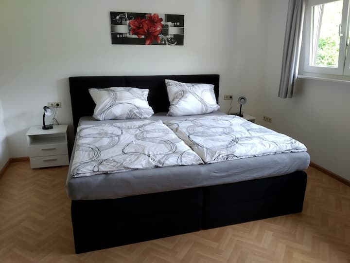 Dormitorio con cama con somier
