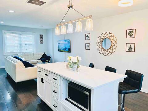 MODERN SLEEK 4-BEDS 2-BATH
