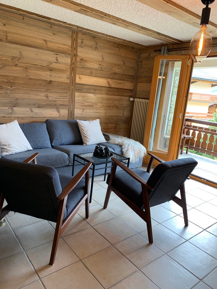 Wohnzimmer mit Schlafsofa, renoviert 2019