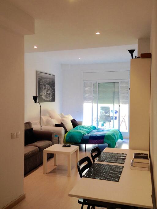 Nuestro apartamento goza de buena luz natural de dia en todas sus estancias, y con la persiana abajo puedes aislarte de la luces molestas de la noche.
