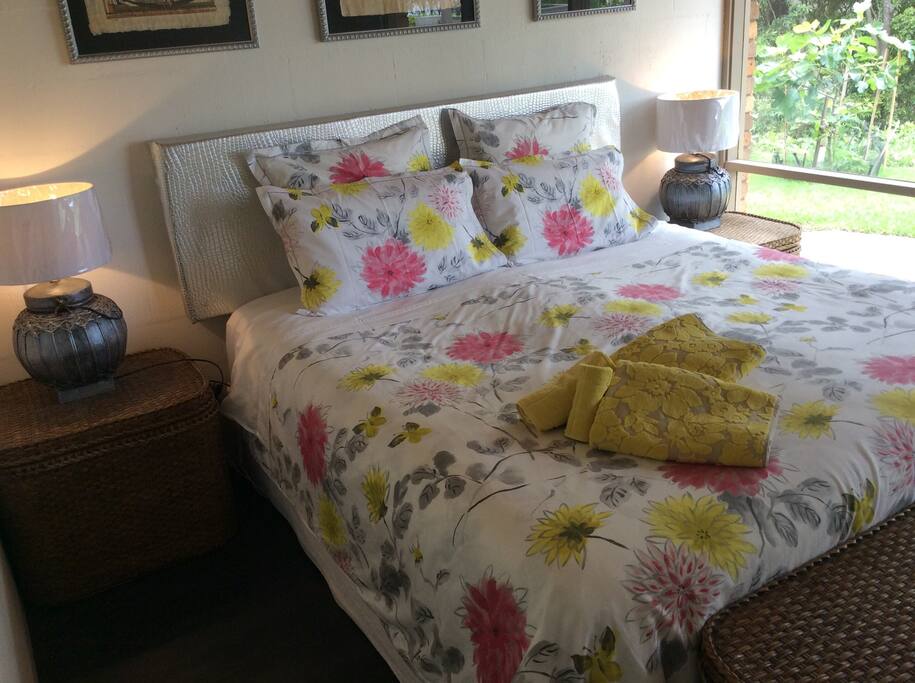 King bedroom suite with lake views