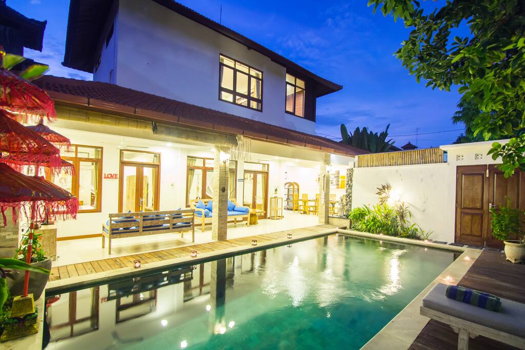 Villa Cosmopolitan at evening