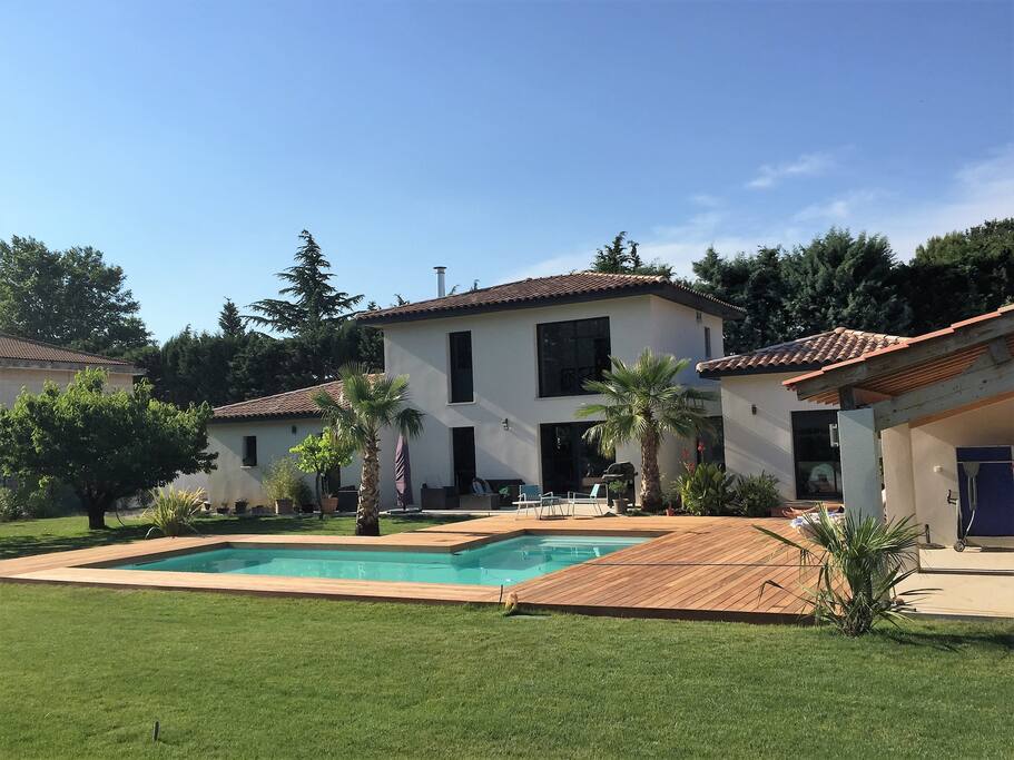 Large piscine (au sel) sur terrasse en teck