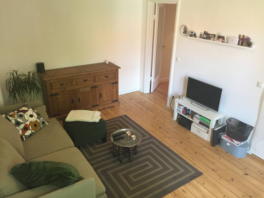 Gemütliches Wohnzimmer mit Zugang zur offenen Küche. Hier kann die Luftmatratze als Schlafplatz liegen.