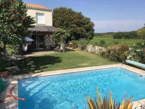 Quiet villa overlooking vineyards and pool