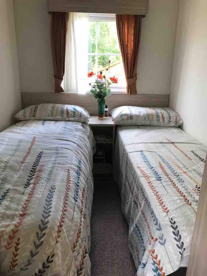 Cosy Twin room. N.B. These beds are narrow. Not suitable for someone larger than average. 