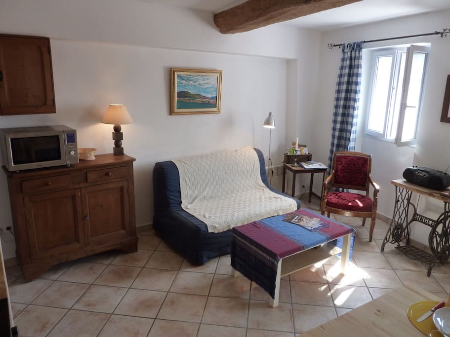 Séjour lumineux, confortable.