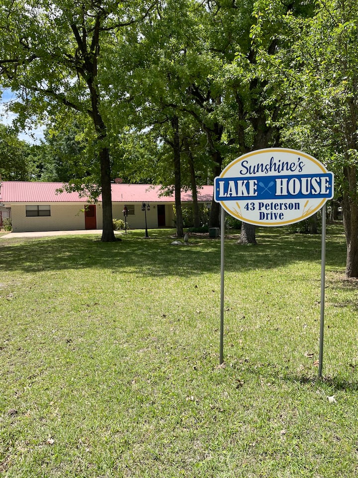 Sunshine’s Lake House family friendly w/ game room Houses for Rent in
