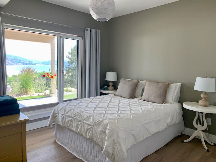Super comfy queen bed with lake view & ensuite