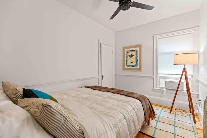 Bračni krevet (160x200 cm) 2. Madrac s kontrolom temperature, stropni ventilator. U ovoj prostoriji nema puno prostora za pohranu (ispod kreveta su ladice na izvlačenje i zidne ljestve) jer su perilica i sušilica u ormaru. Klima-uređaj na prozoru u ljetnim mjesecima.