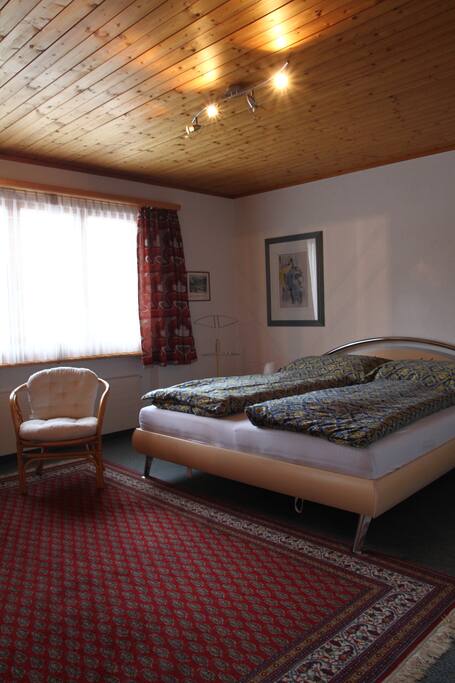 Schlafzimmer mit Doppelbett