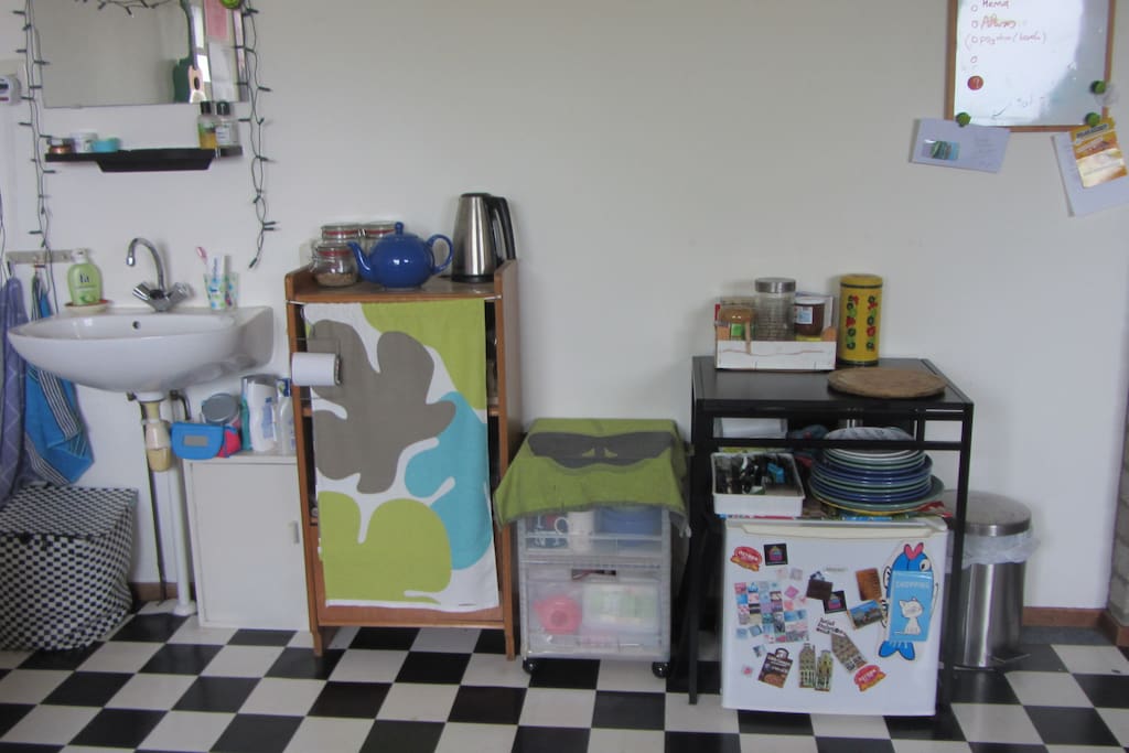 Wastafel, waterkoker, koelkast in de slaapkamer.