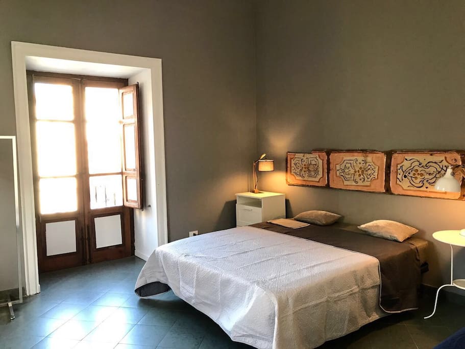 camera da letto con 2 balconi