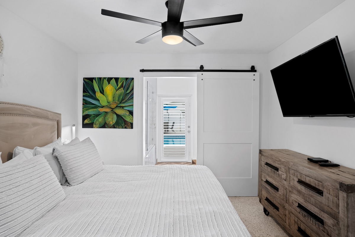 Klizna vrata staje otvaraju se do glavne kupaonice i francuskih vrata koja vode do privatnog bazena