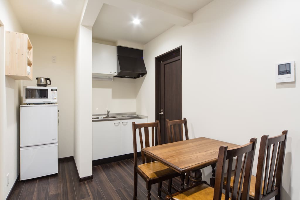 The view of the kitchen and dinning room.