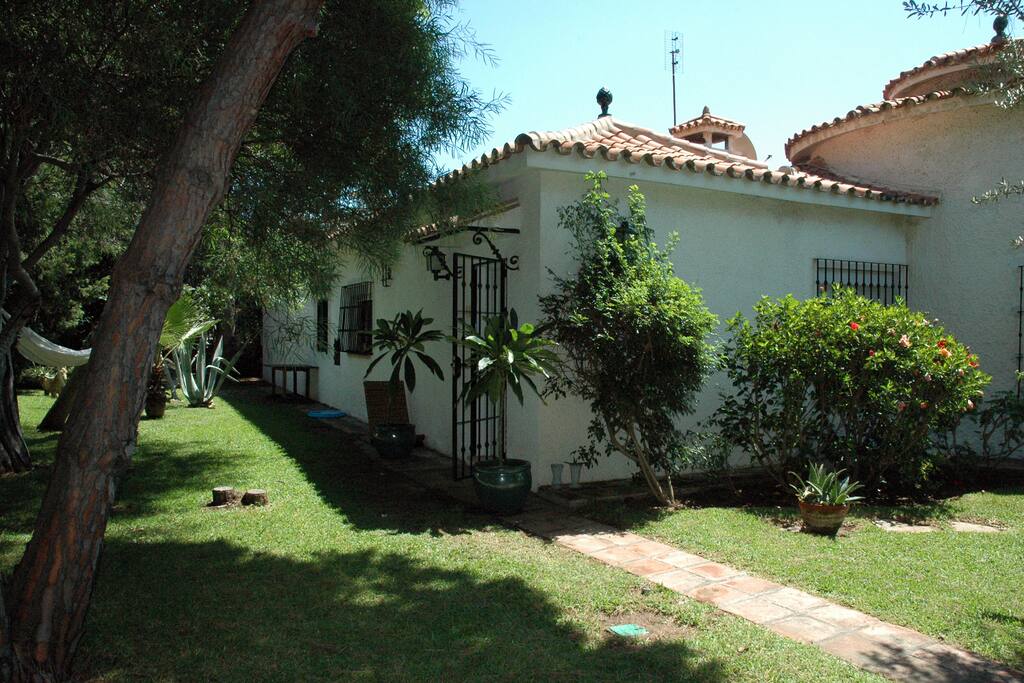 Entrée de la maison côté jardin