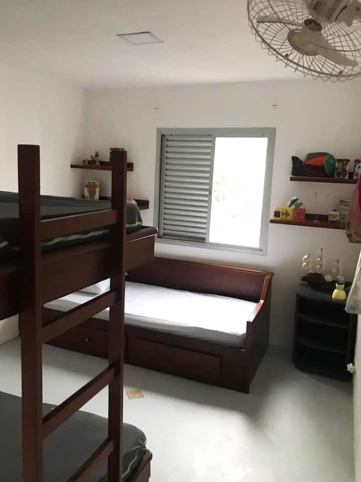 חדר שינה מרווח עם מיטת קומותיים