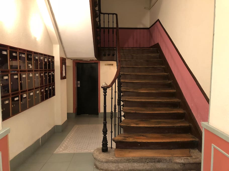 Stairway and lift/Escaleras y ascensor