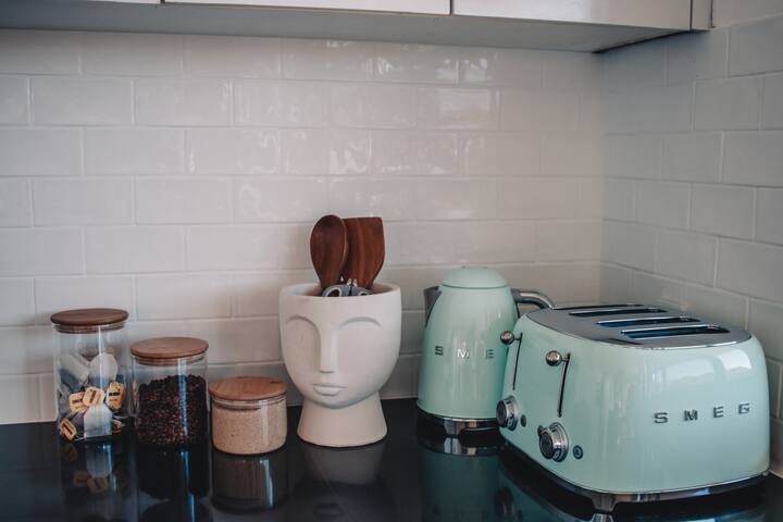 Beachfront 3 Bed Apartment-Pool/Spectacular Views! gallery image 5