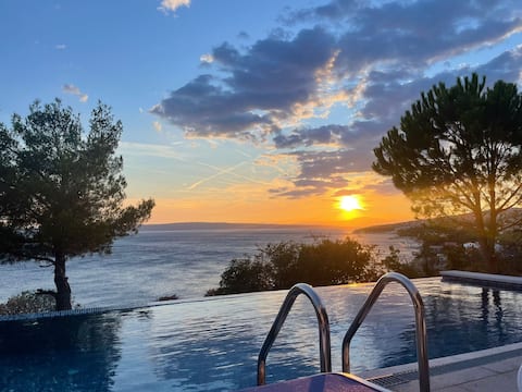 Apartment with private heated pool, sea view
