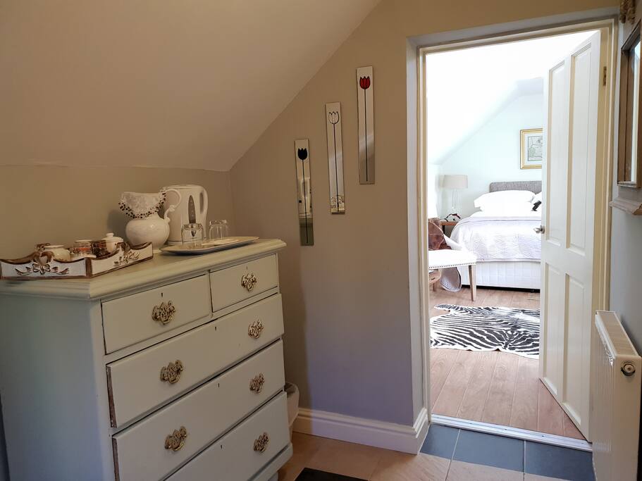 Entrance hall with tea and coffee in Pippin