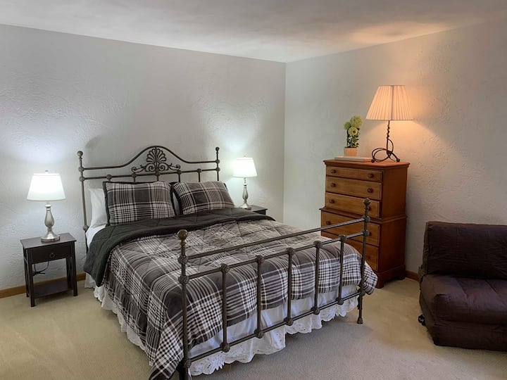 Dormitorio principal con cama doble doble