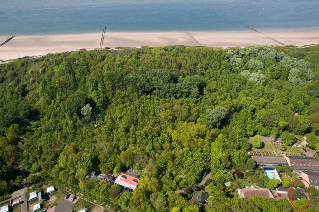 In de rode cirkel het Strandappartement. Het stand is vlakbij.