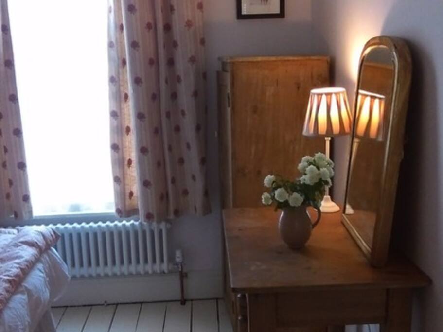 Pretty single bedroom!