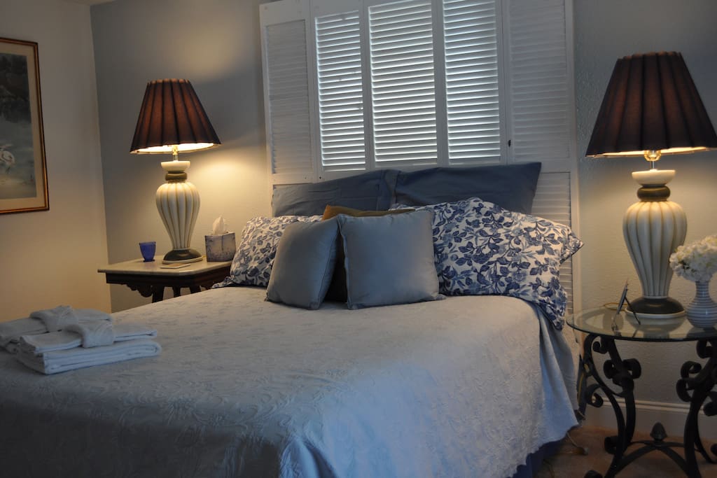 Another picture of the queen sized bed. Great natural light!