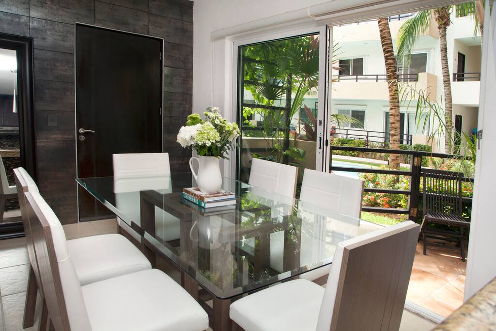 Indoor Outdoor Dining Area for 6, Overlooks Pool