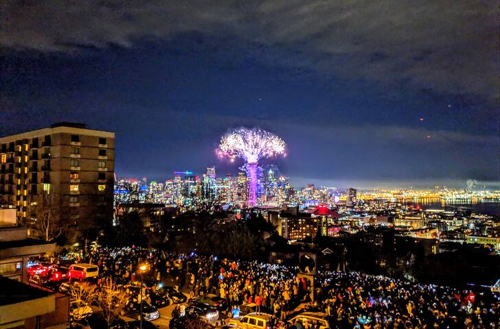 “The” Seattle View & 5-Star Luxury gallery image 2