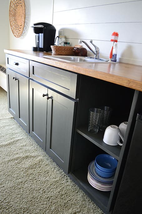 Full kitchenette with fridge, microwave and coffee