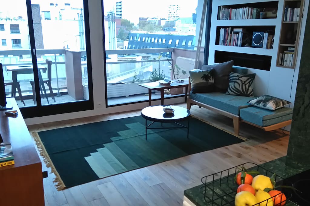 Terrasse avec table pour 3 à 4 personnes), vue dégagée sur les toits de Paris