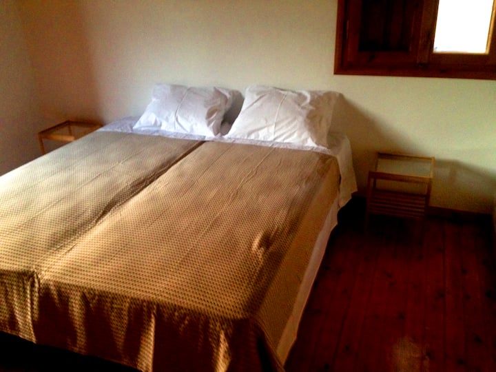 غرفة النوم الثانية بسريرين فرديين يمكن تحويلهما إلى سرير مزدوج كبير!