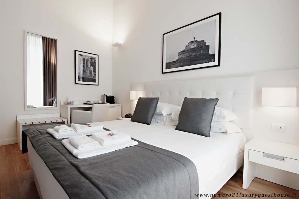 Private bedroom with view over the Tiber