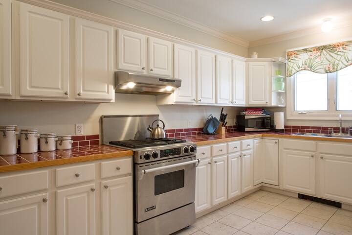 Amazing roof deck-near everything! gallery image 3