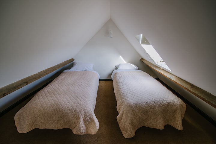 厨房/餐厅上方的夹层有两张单人床