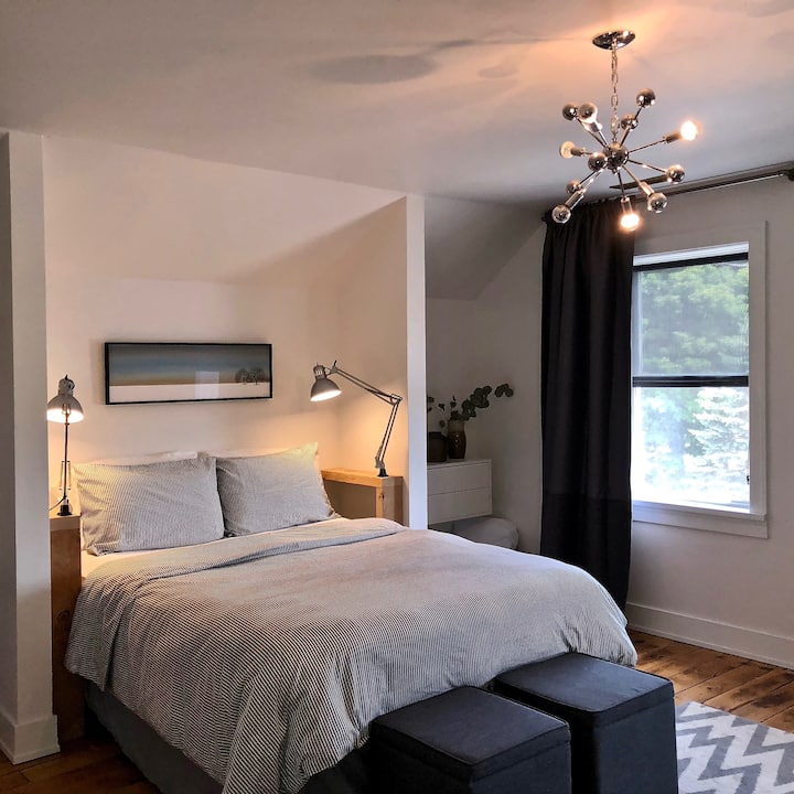 ห้องนอนหันหน้าไปทางทิศตะวันออก/ด้านหน้า #1 เตียงควีนไซส์พร้อมทีวีจอแบน