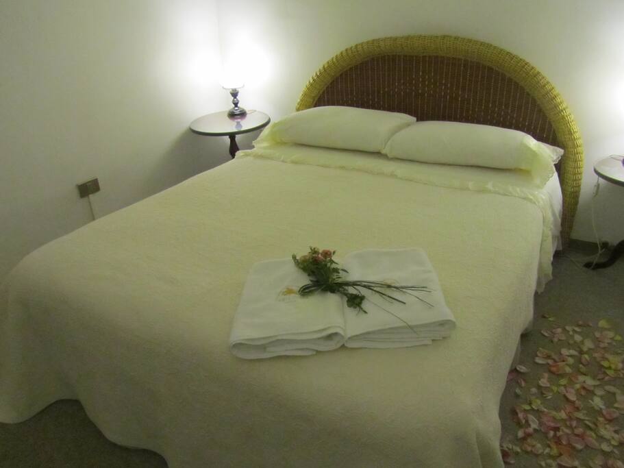 Acogedores departamentos de 2 habitaciones con baño privado con vista al jardín en la tranquilidad de un pueblo rural