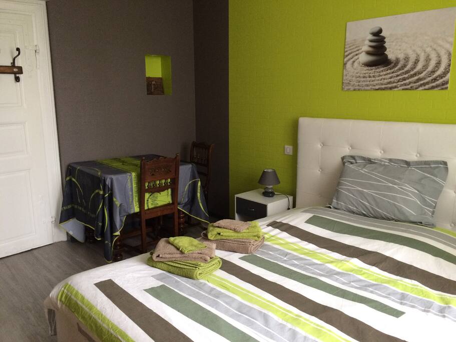 Chambre individuelle avec lit 160x200cm, 2 tables de nuit, petit bureau/table, commode avec penderie.