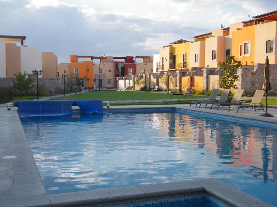 Hermoso y amplio departamento en San Miguel de Allende para 12 persoejnas. Pasa un maravilloso fin de semana con tu familia o amigos y disfruta de una rica alberca climatizada los 365 días del año.