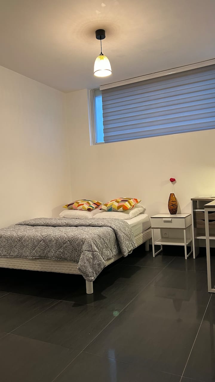 Manželská posteľ + písací stôl 